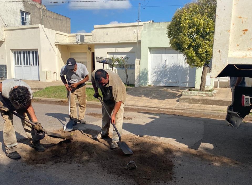 PROSIGUEN LAS OBRAS DE BACHEO EN LA CIUDAD